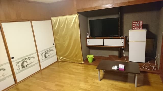 Room, Shared Bathroom (102)