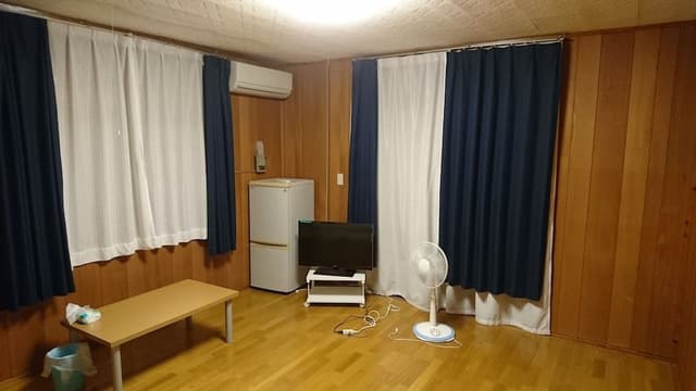 Room, Shared Bathroom (103)