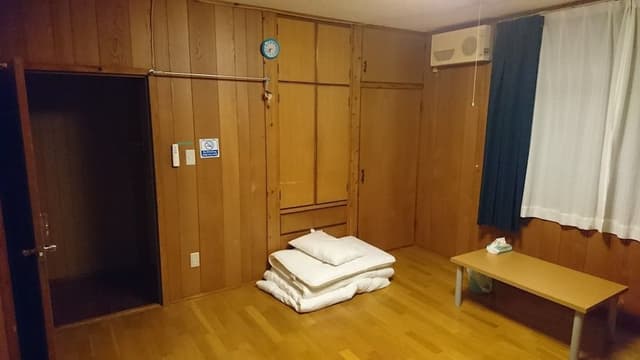 Room, Shared Bathroom (103)