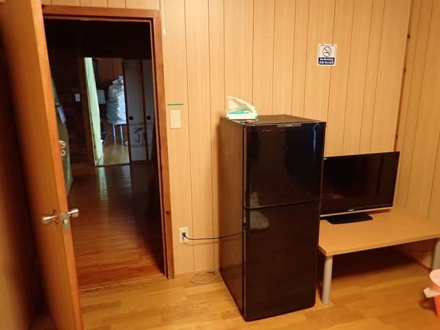 Room, Shared Bathroom (105)