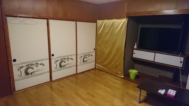 Room, Shared Bathroom (102)