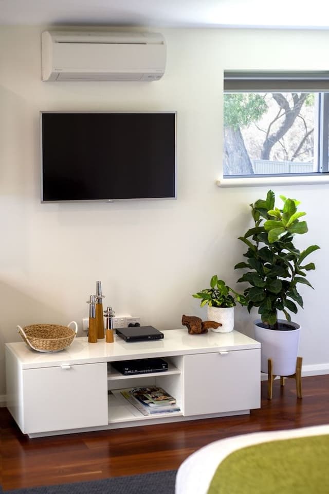 Deluxe Studio, 1 King Bed, Garden View