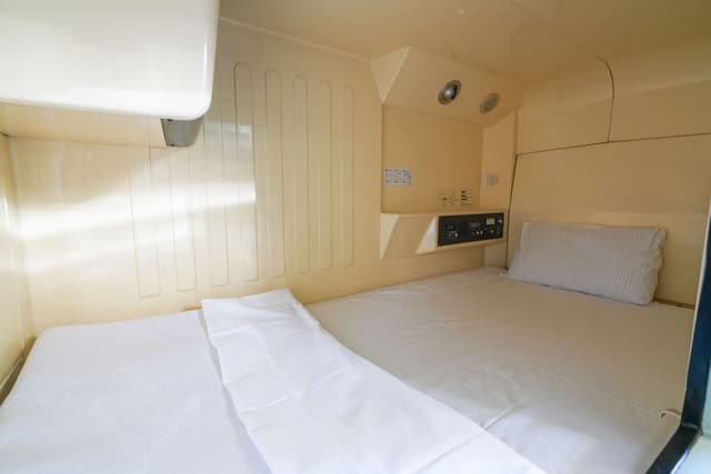 1 Capsule Male Only Floor, Shared Shower