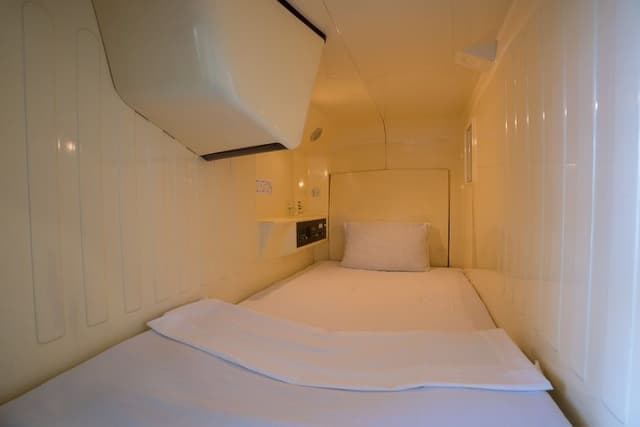 1 Capsule Male Only Floor, Shared Shower