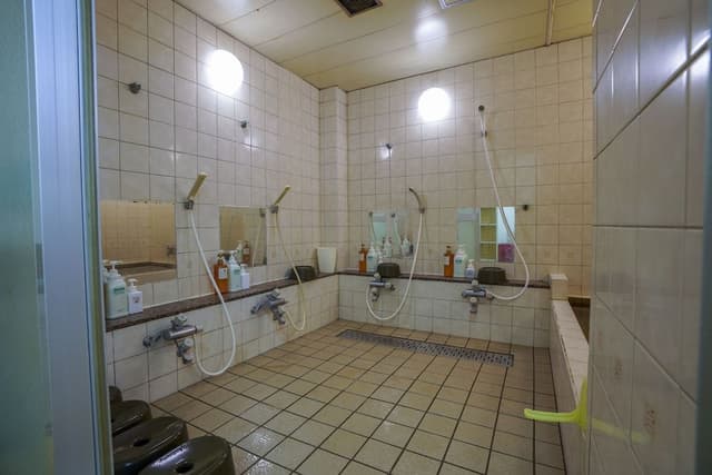 2 Capsules, Female Only, Shared Shower