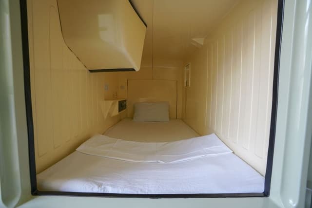1 Capsule Male Only Floor, Shared Shower
