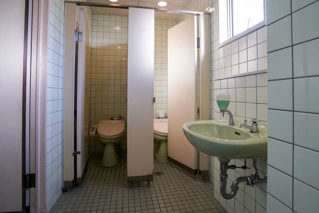 1 Capsule Male Only Floor, Shared Shower