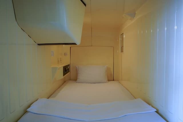 1 Capsule Male Only Floor, Shared Shower