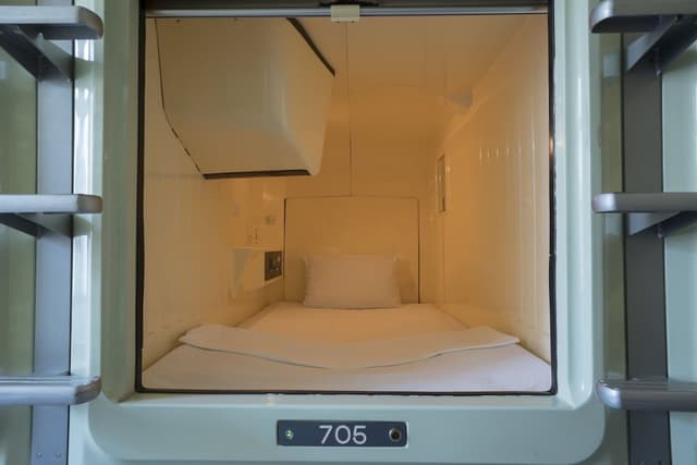 1 Capsule Male Only Floor, Shared Shower