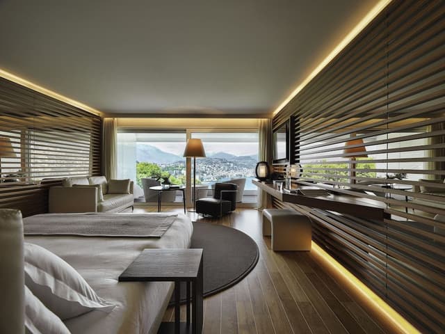 Junior Suite, 1 Queen Bed, Balcony, Lake View