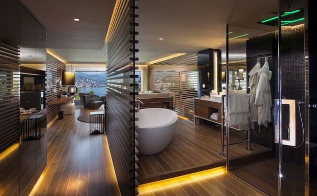 Junior Suite, 1 Queen Bed, Balcony, Lake View