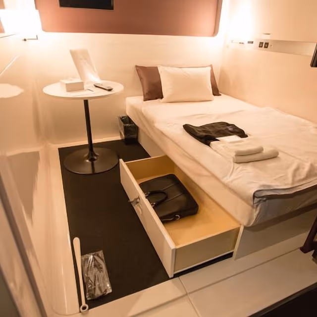 First Class Cabin,Women Only