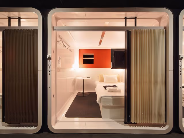 First Class Cabin,Women Only