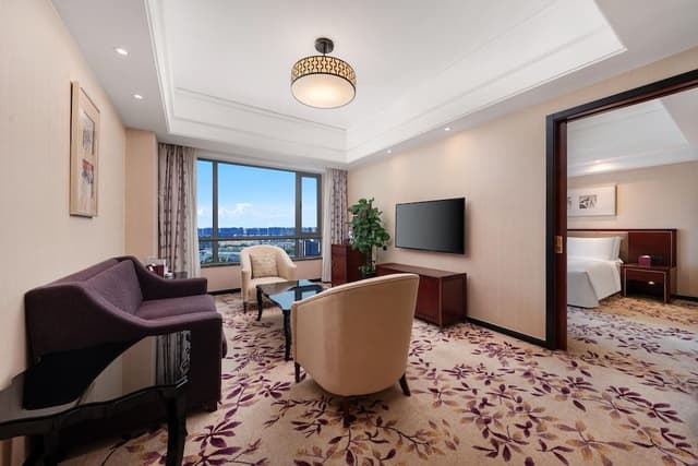 1 KING BED SUITE