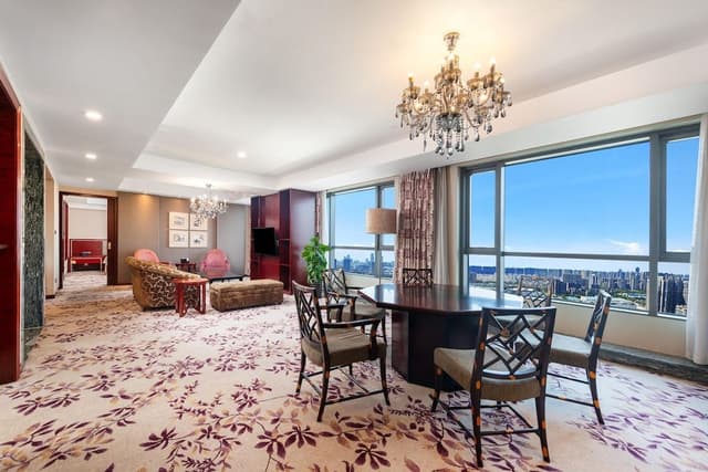 PRESIDENTIAL SUITE