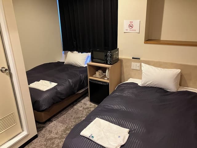 Twin Room, Smoking