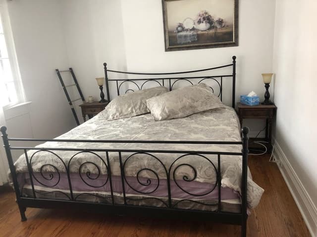 Standard Room, 1 Queen Bed, Shared Bathroom