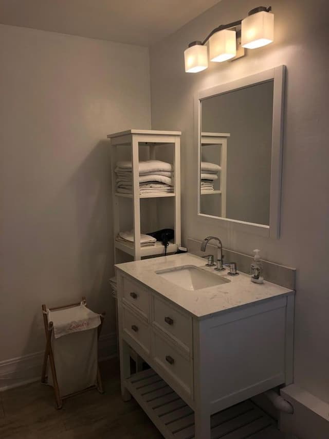 Standard Room, 1 Queen Bed, Shared Bathroom