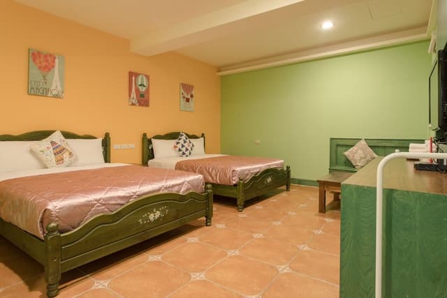 Quadruple Room, Tower