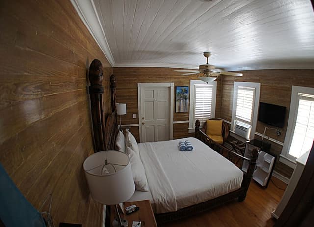 Luxury Room,w/balcony. 1 King Bed