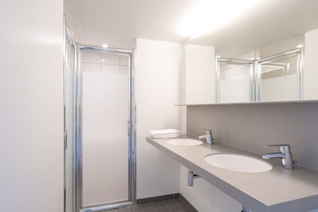 Room, Private Bathroom (5 Beds)