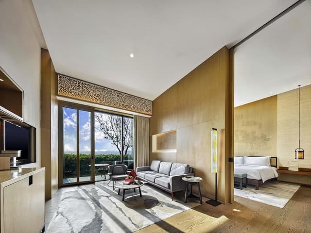 Superior Suite, 1 King Bed, Club Lounge Access, Garden View
