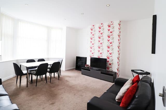 Luxury Apartment, 2 Bedrooms, Beachside (Apt 5)