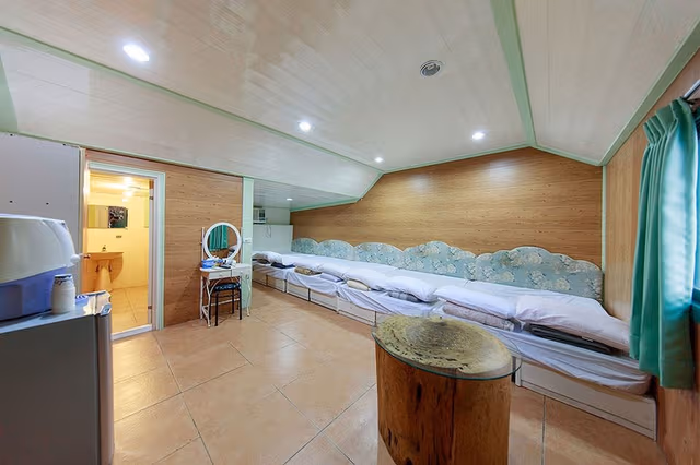 Family Room (eight people)