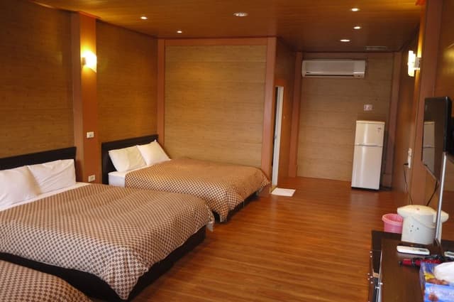 Family Room (six people)