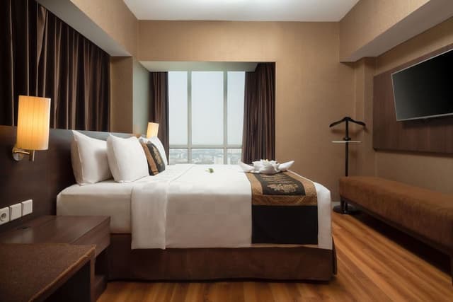 Suite, 1 King Bed, Non Smoking, City View
