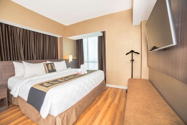 Suite, 1 King Bed, Non Smoking, City View