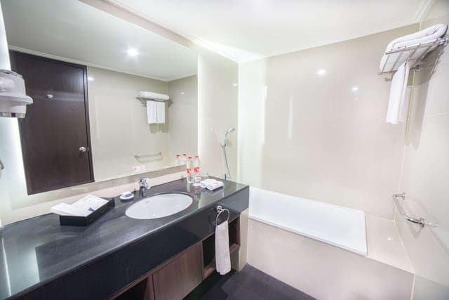 Suite, 1 King Bed, Non Smoking, City View