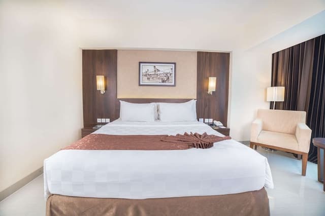 Deluxe Room, 1 Queen Bed, Smoking, City View