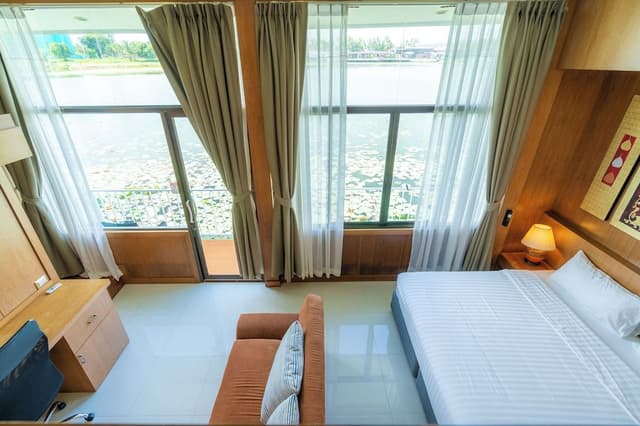 Suite with Lake View
