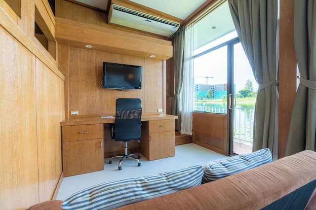 Suite with Lake View