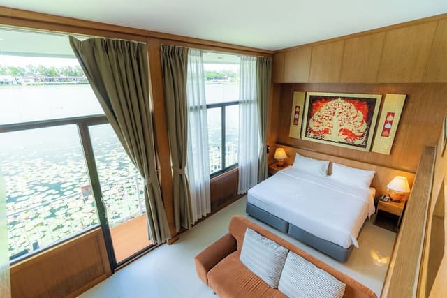 Suite with Lake View