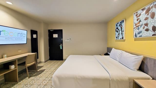 Superior Double Room, Bathtub