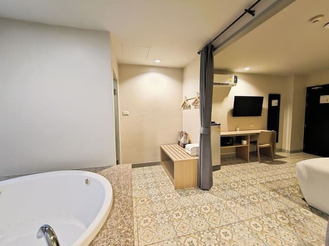 Superior Double Room, Bathtub