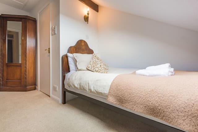 Single Room, Ensuite (The Eyrie Second Floor)