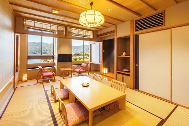 [Non-smoking] Japanese-Western style room with lakeside bath