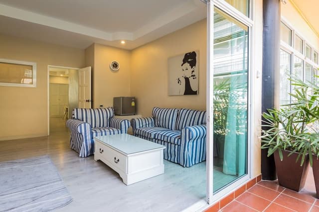 Suite, Pool View