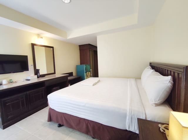 Superior Room, 1 King Bed, Balcony, Pool View