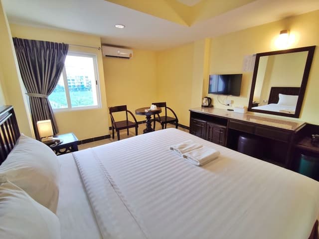 Superior Room, 1 King Bed, Balcony, Pool View