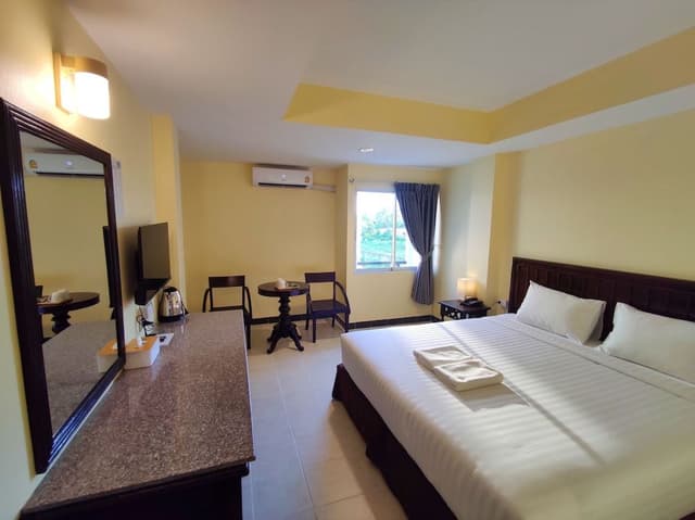 Standard Room, 1 King Bed, Pool View