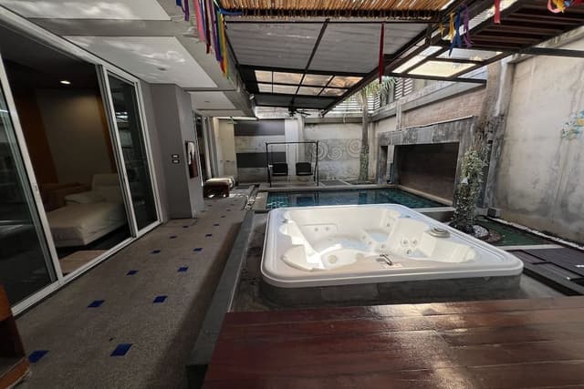 Executive Suite, Private Pool