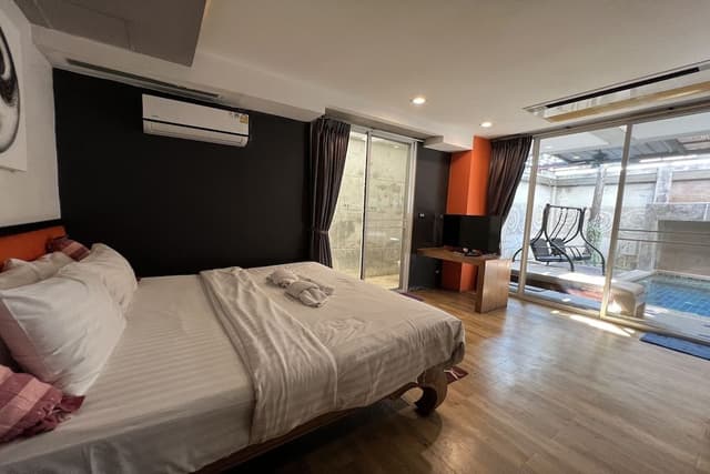 Executive Suite, Private Pool