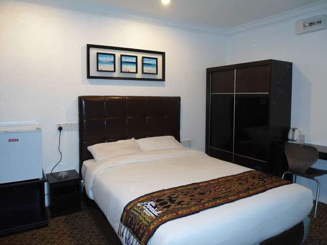 Standard Queen Room