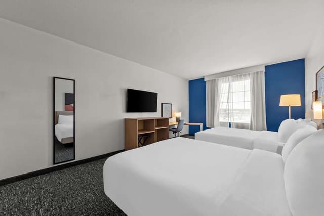2 QUEEN BEDS