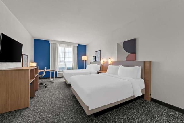 2 QUEEN BEDS