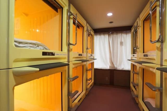 Capsule Room, Lower, Men only
